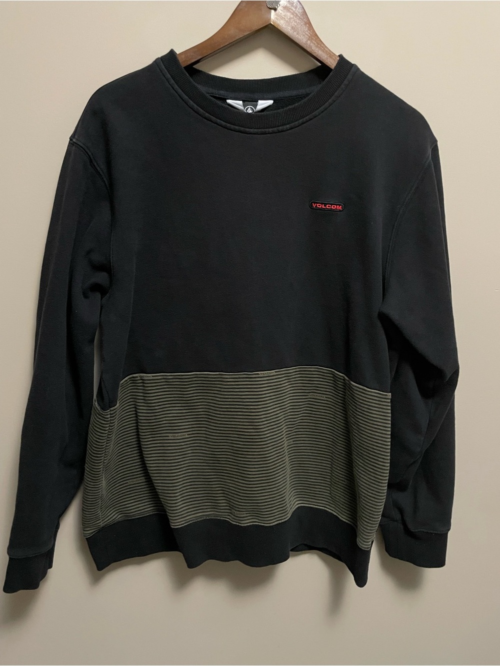 Volcom Black Crewneck Sweater with Olive Green Lower Panel Mens XL